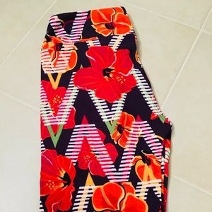 BRAND NEW : ONE SIZE LEGGINGS